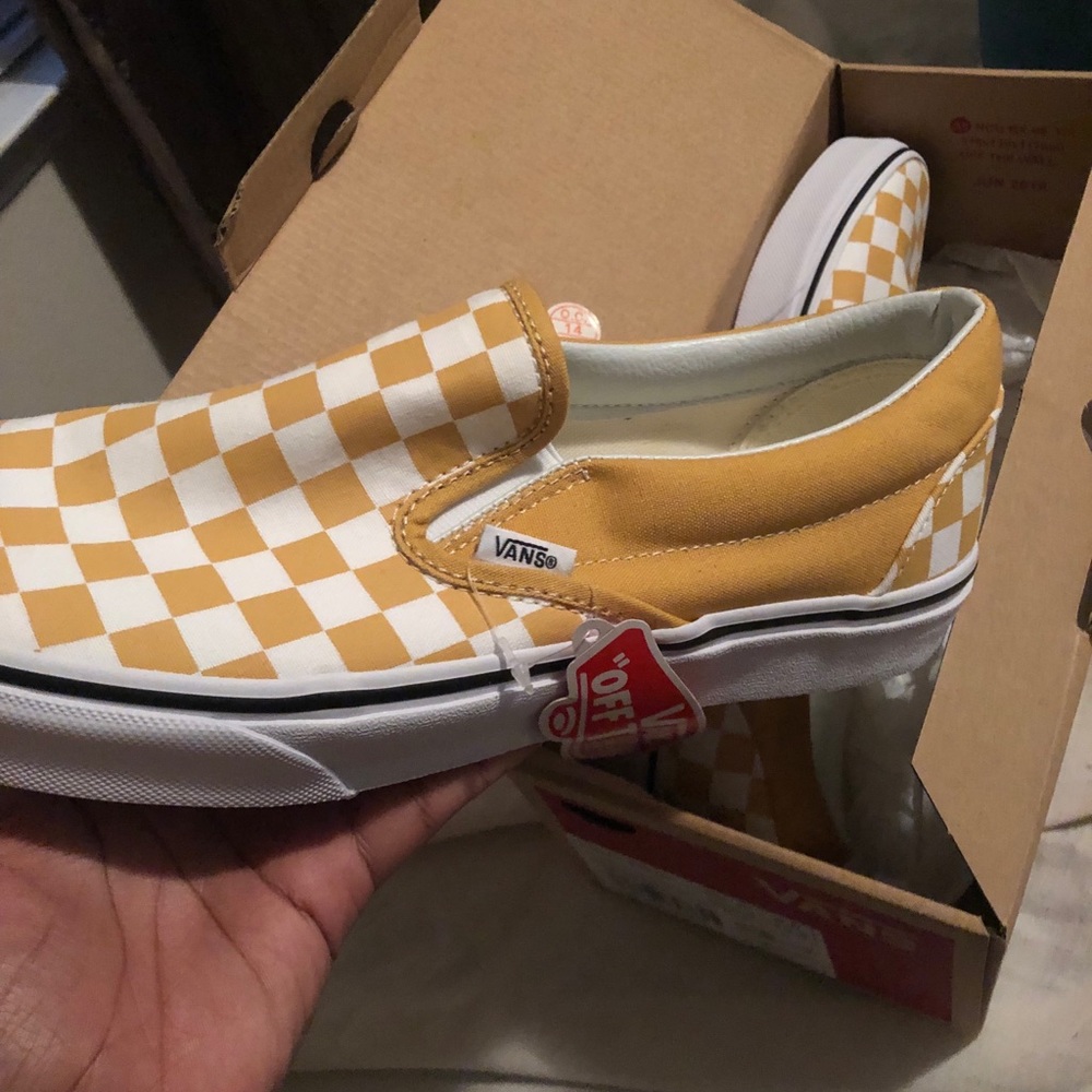 Never been worn size 9 in men and 10.5 in women